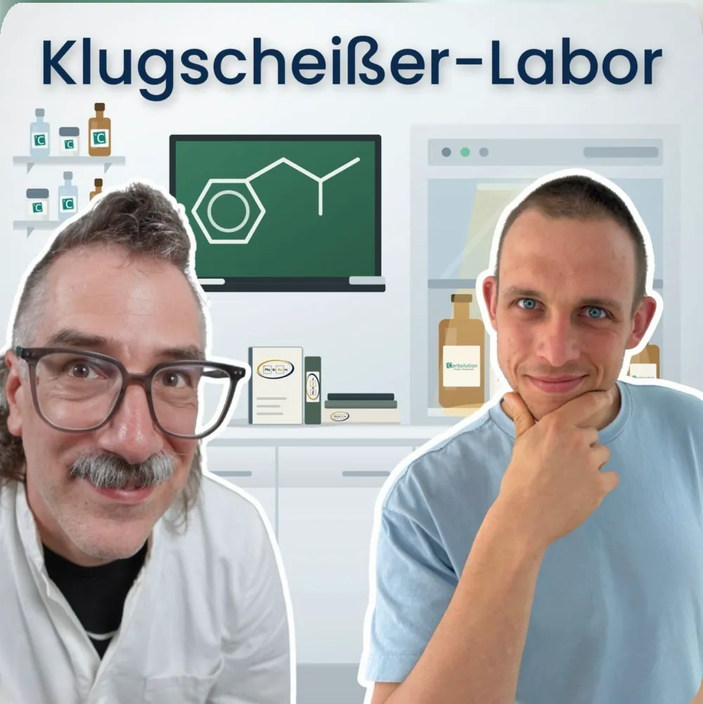 Cover des Podcasts Klugscheißer-Labor mit Michael Bauer und Peter Maibaum in einem gezeichneten Labor