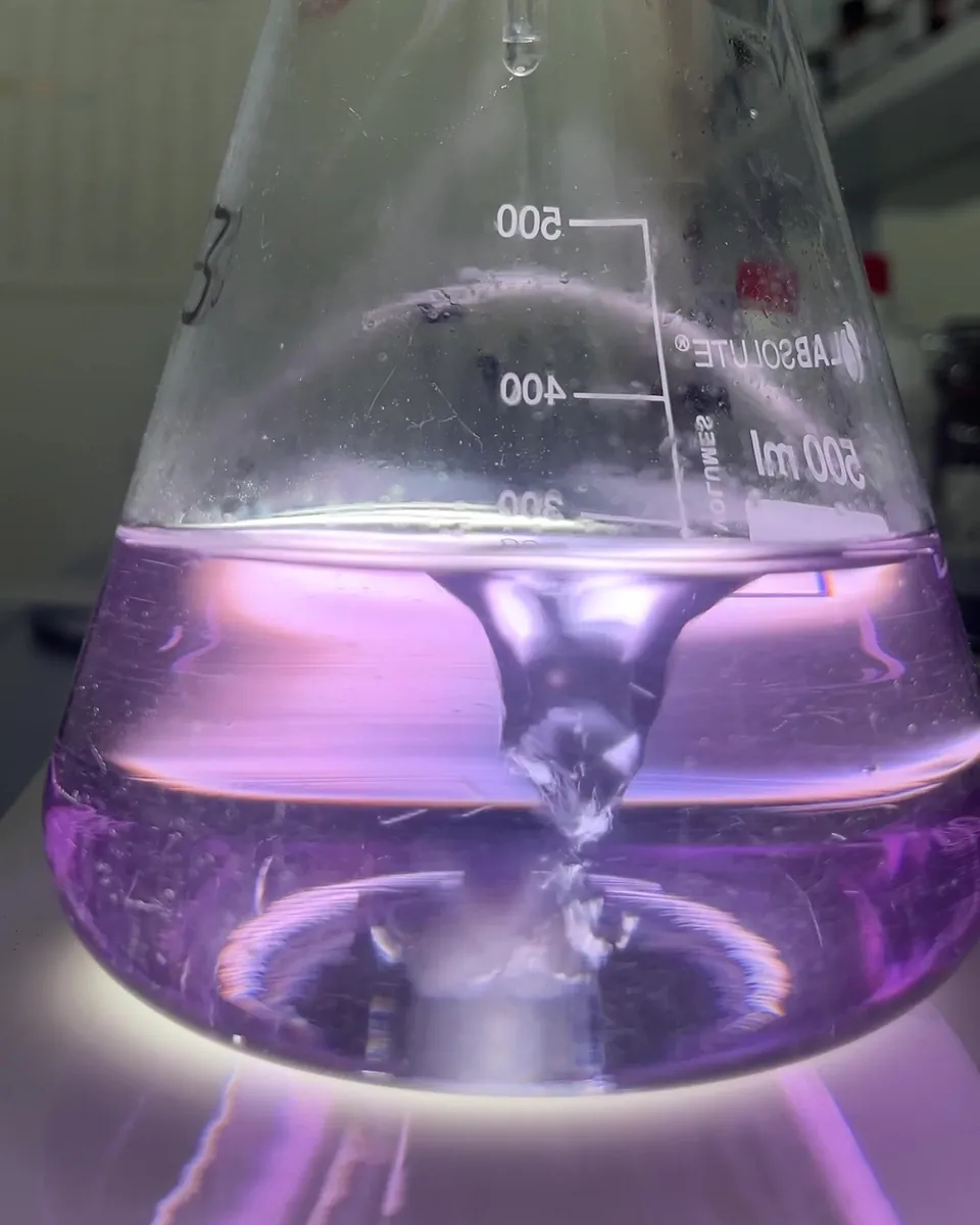 Violette Lösung im Erlenmeyerkolben